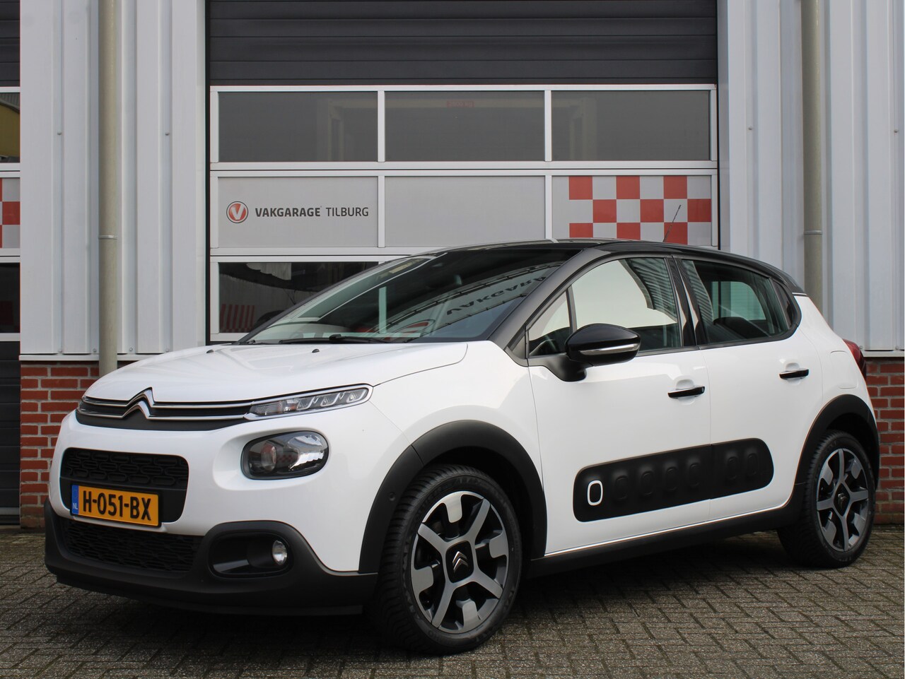 Citroën C3 - 1.2 PureTech 110PK S&S Business Automaat /NAVI/PDC/Keyless/Lane assist/Stoelverwarming/App - AutoWereld.nl