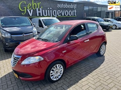 Lancia Y(psilon) - Ypsilon 0.9 TwinAir Black & Red