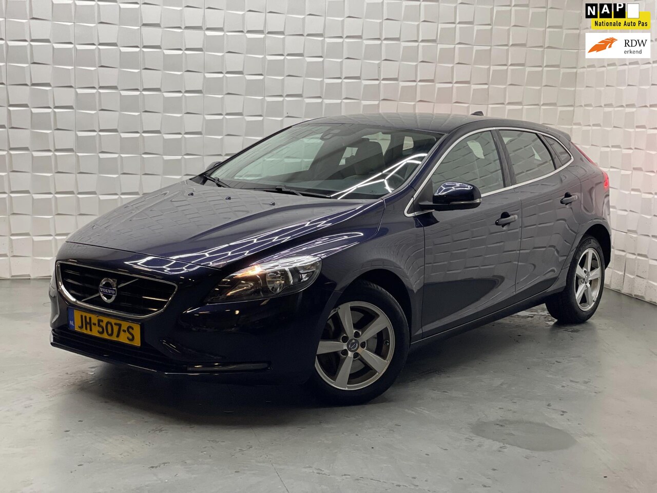 Volvo V40 - 1.5 T2 Summum 2E EIGENAAR NAP CRUISE NAVI - AutoWereld.nl