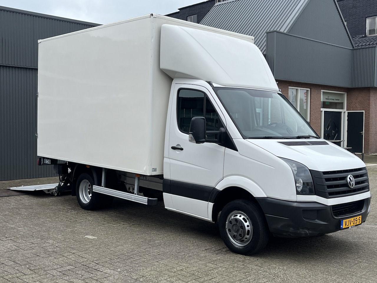 Volkswagen Crafter - 46 2.0 TDI 136PK Bakwagen Laadklep Airco Cruise controle Achterruitrijcamera 3-Persoons Te - AutoWereld.nl