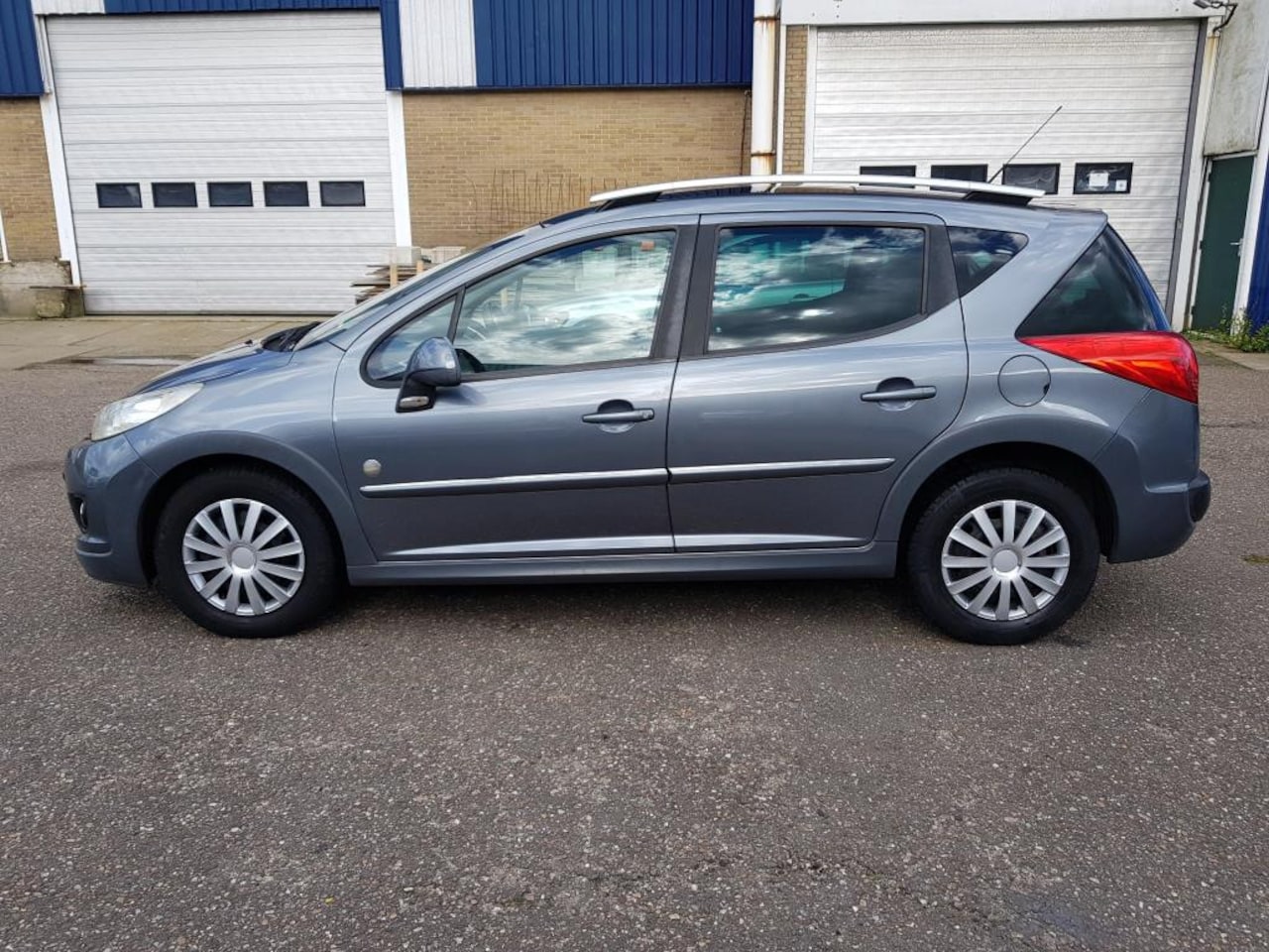 Peugeot 207 SW Outdoor - 1.4 VTi X-line lage km staand, airco/panoramadak - AutoWereld.nl