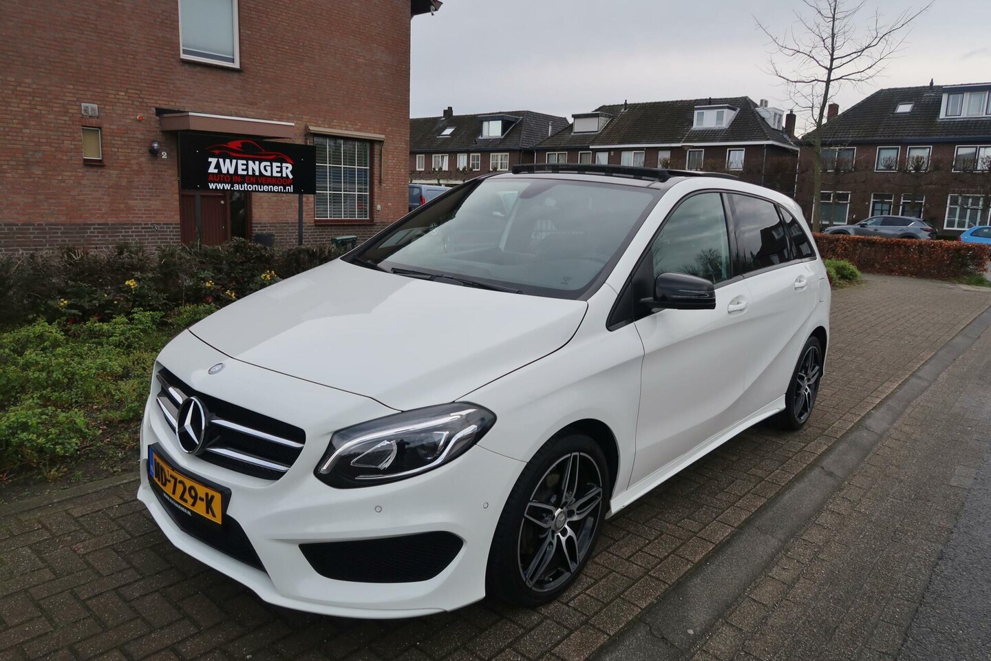 Mercedes-Benz B-klasse - 180 AMG|PANORAMADAK|FACELIFT|NAVIGATIE|BLUETOOTH|XENON-LED|DEALER ONDERHOUDEN - AutoWereld.nl