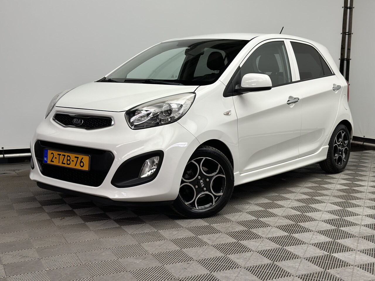 Kia Picanto - 1.0 CVVT World Cup Ed. 5-drs Airco LM15" Led Leer NL Auto - AutoWereld.nl