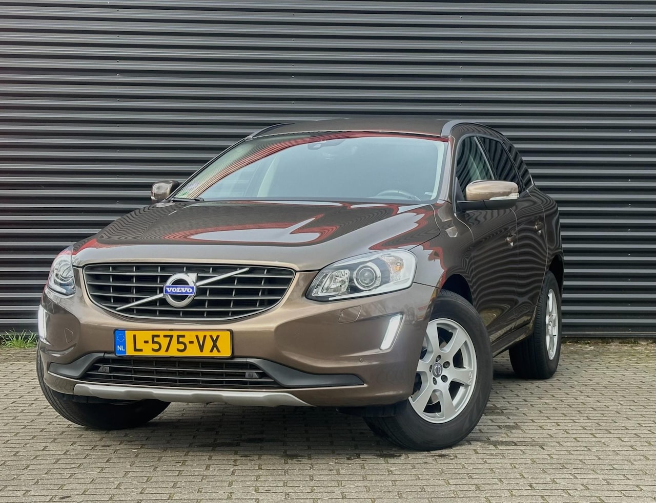 Volvo XC60 - 2.0 T5 FWD Summum | Automaat | Airconditioning | Cruise control | Trekhaak | 17 '' lichtme - AutoWereld.nl