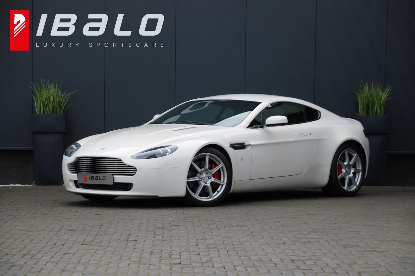 Aston Martin V8 Vantage - | 385pk | Handgeschakeld | Youngtimer | BTW-auto | - AutoWereld.nl