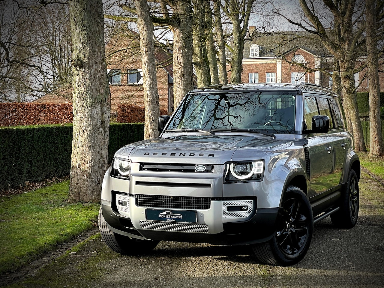 Land Rover Defender - 2.0 D240 110 SE / INCL. BTW / BLACK PACK / PANO - AutoWereld.nl