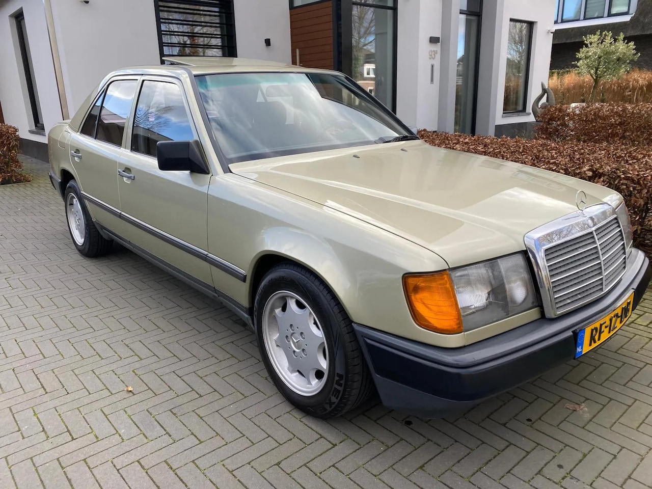 Mercedes-Benz 230 - (W124) E Automaat APK 30-10-25 - AutoWereld.nl