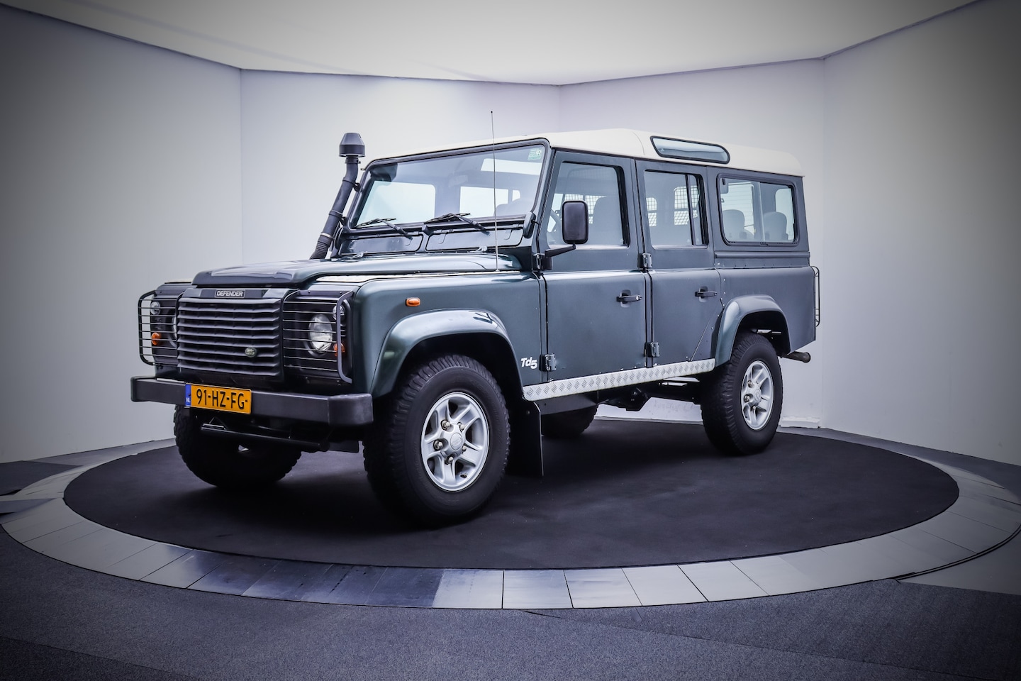 Land Rover Defender - 2.5Td5 123Pk 9Pers. County RADIOCD/TREKHAAK/SNORKEL/RESERVEWIEL/KANTELDAK GLAS/ELEK.PAKKET - AutoWereld.nl