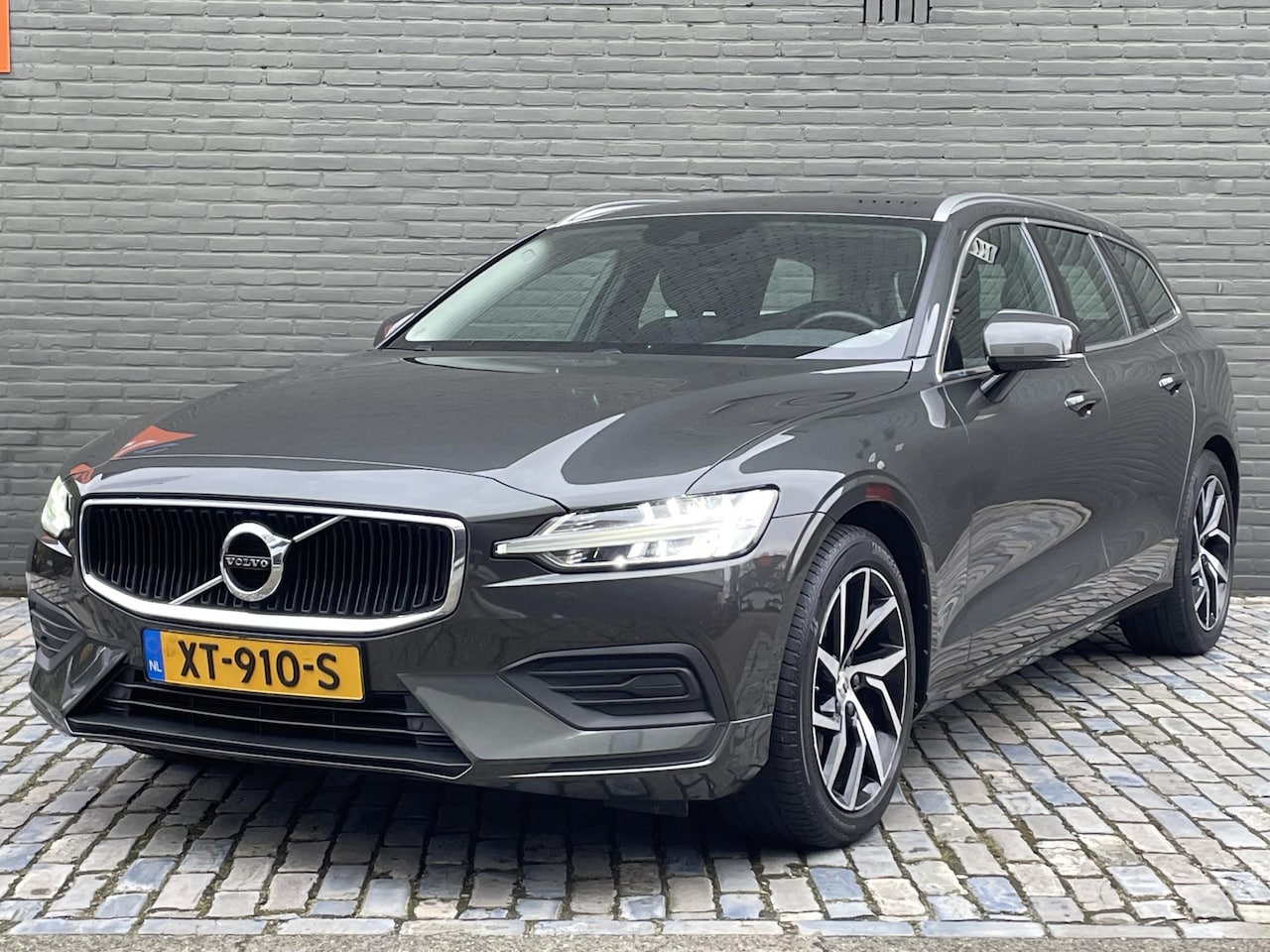 Volvo V60 - 2.0 T5 MOMENTUM PRO I NAVI I APPLE/ANDRIOD I CRUISE CONTROL I CLIMATE CONTROL I GOED ONDER - AutoWereld.nl