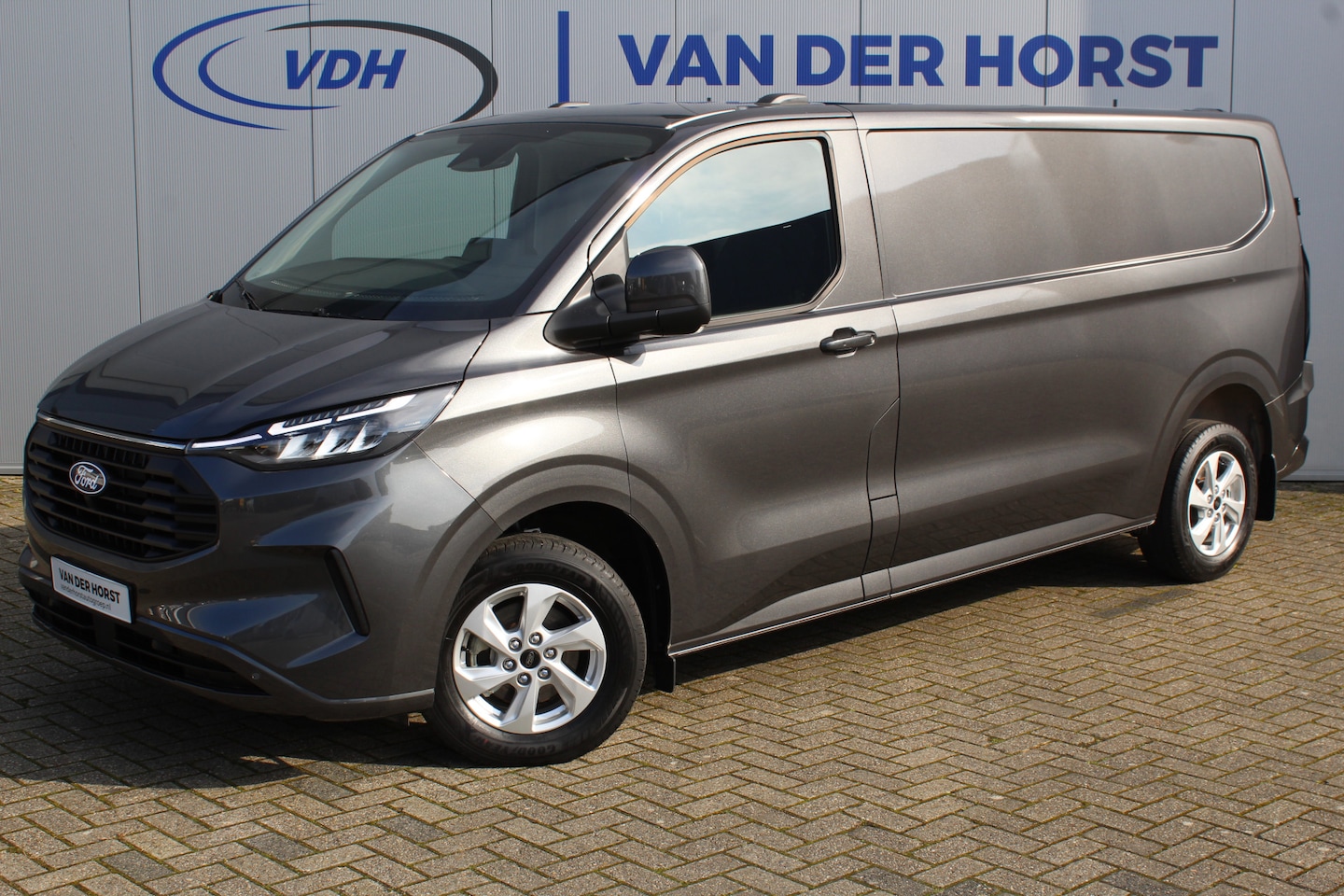 Ford Transit Custom - 320 2.0-136pk TDCI L2H1 Limited. NIEUW MODEL ! Overtuig u van de rijkwaliteiten van dit ni - AutoWereld.nl