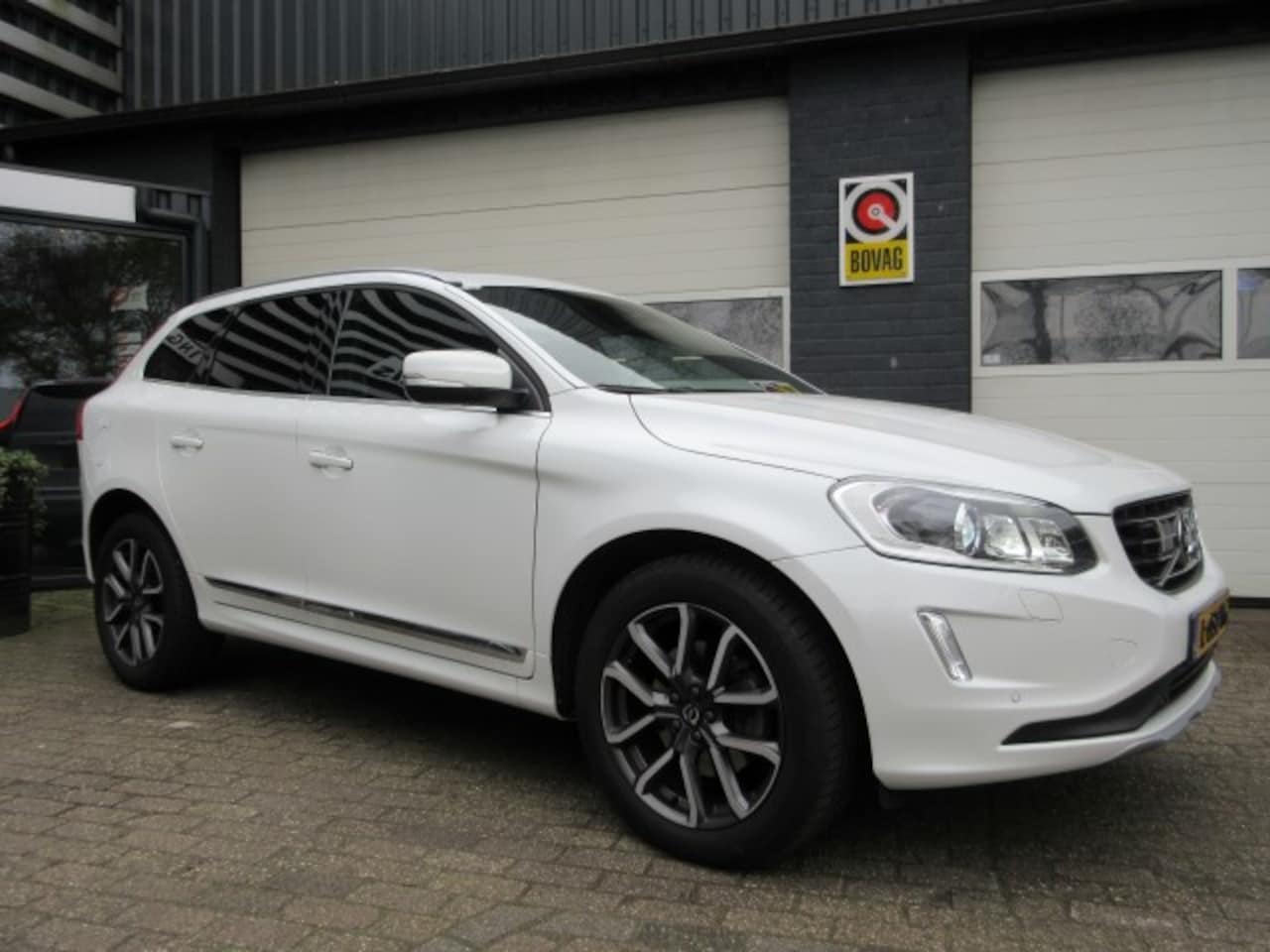 Volvo XC60 - 2.0 T5 Polar+ 4WD LEER/ADAPTIVE CRUISE/PANODAK/AUTOMAAT/TREKHAAK - AutoWereld.nl