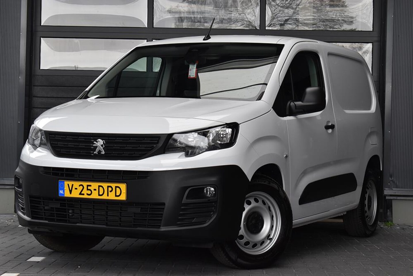 Peugeot e-Partner - 136 L1 50 kWh WINTERPAKKET | ACHTERUITRIJCAMERA | NAVIGATIE | HOUTEN LAADVLOER - DIRECT RI - AutoWereld.nl