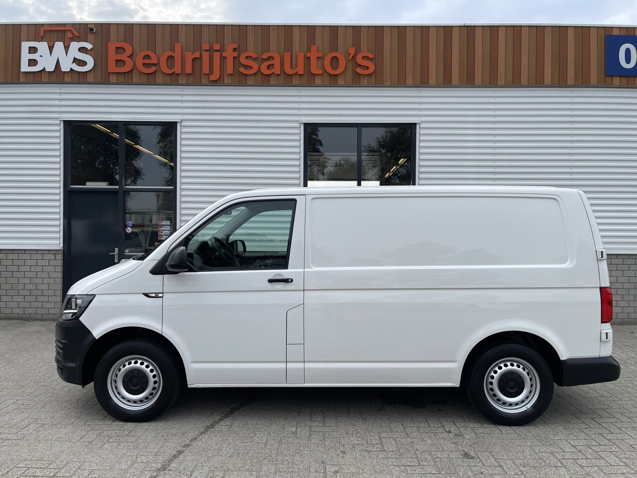 Volkswagen Transporter - 2.0 TDI L1H1 / vaste prijs rijklaar € 15.950 ex btw / lease vanaf € 270 / airco / trekhaak - AutoWereld.nl