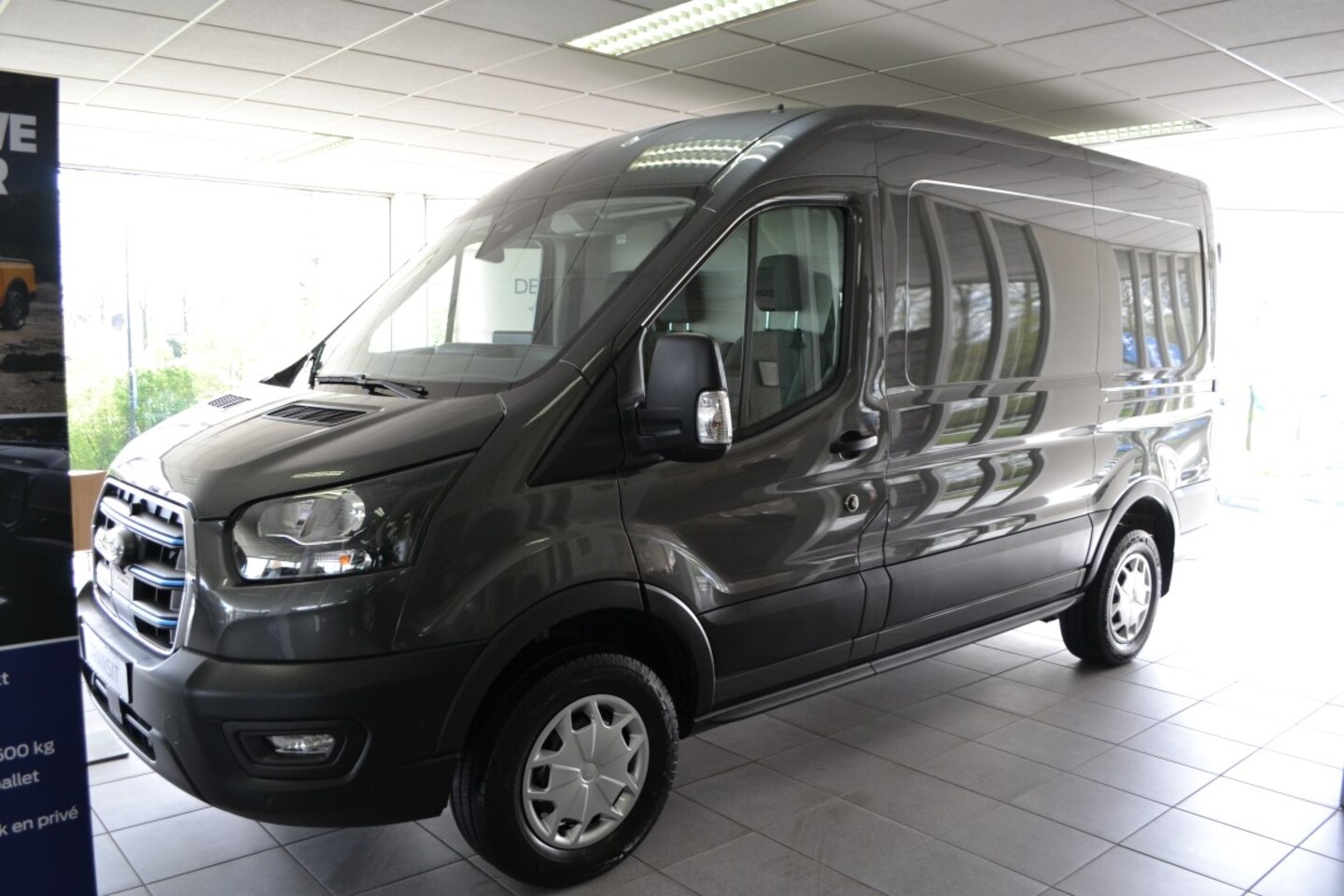 Ford E-Transit - Elecitric 350 L2H2 68kWh 184pk Trend Voorraad Nieuw - AutoWereld.nl