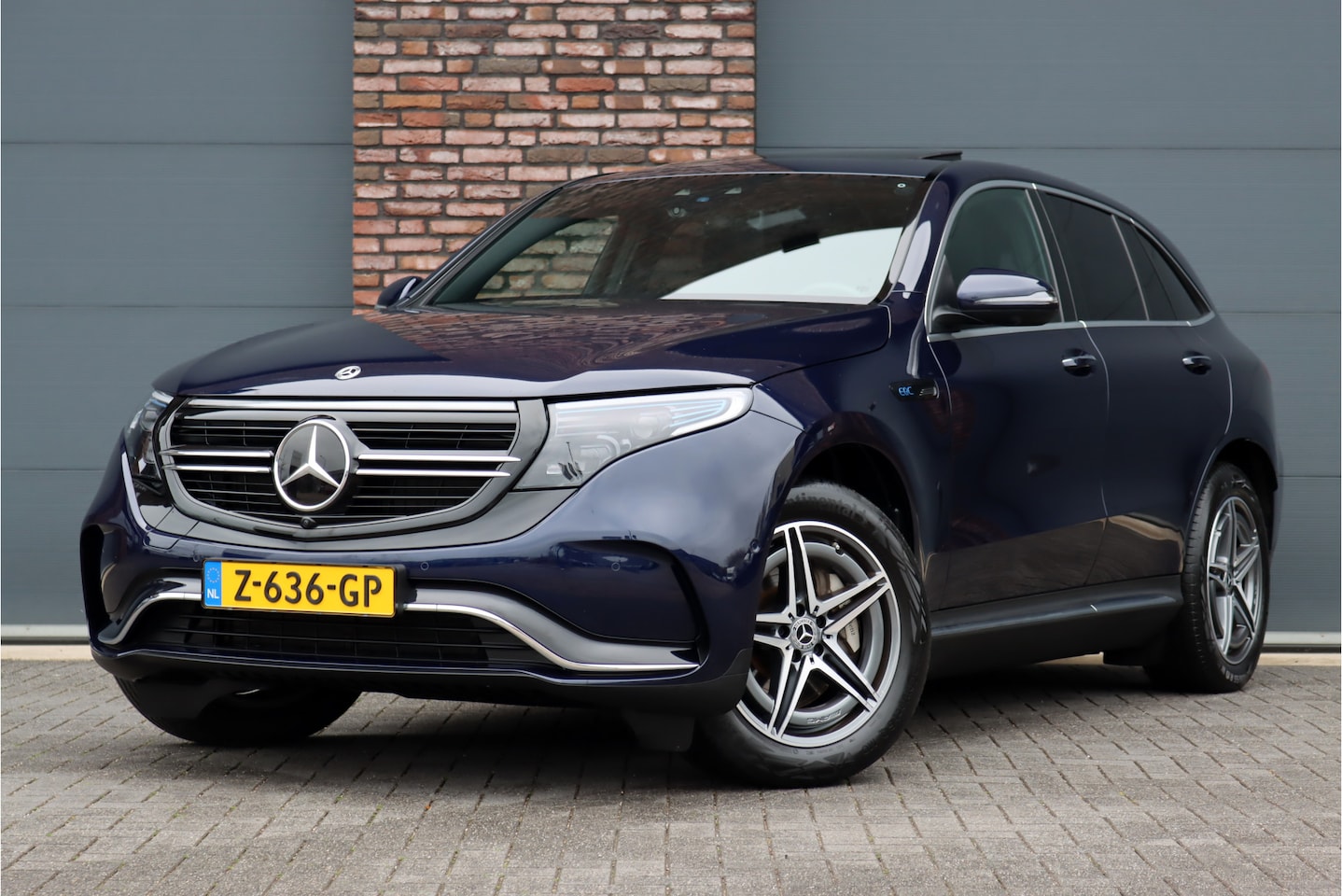 Mercedes-Benz EQC - 400 4-MATIC AMG Line 80 kWh, Schuif-/Kanteldak, Distronic+, Memory, Trekhaak, Surround Cam - AutoWereld.nl