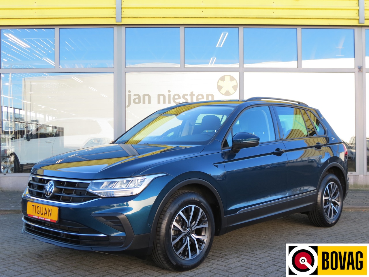 Volkswagen Tiguan - 1.5 TSI Life Automaat / Navi / ergoActive stoelen L+R / Elec. kofferklep / Dab+ - AutoWereld.nl