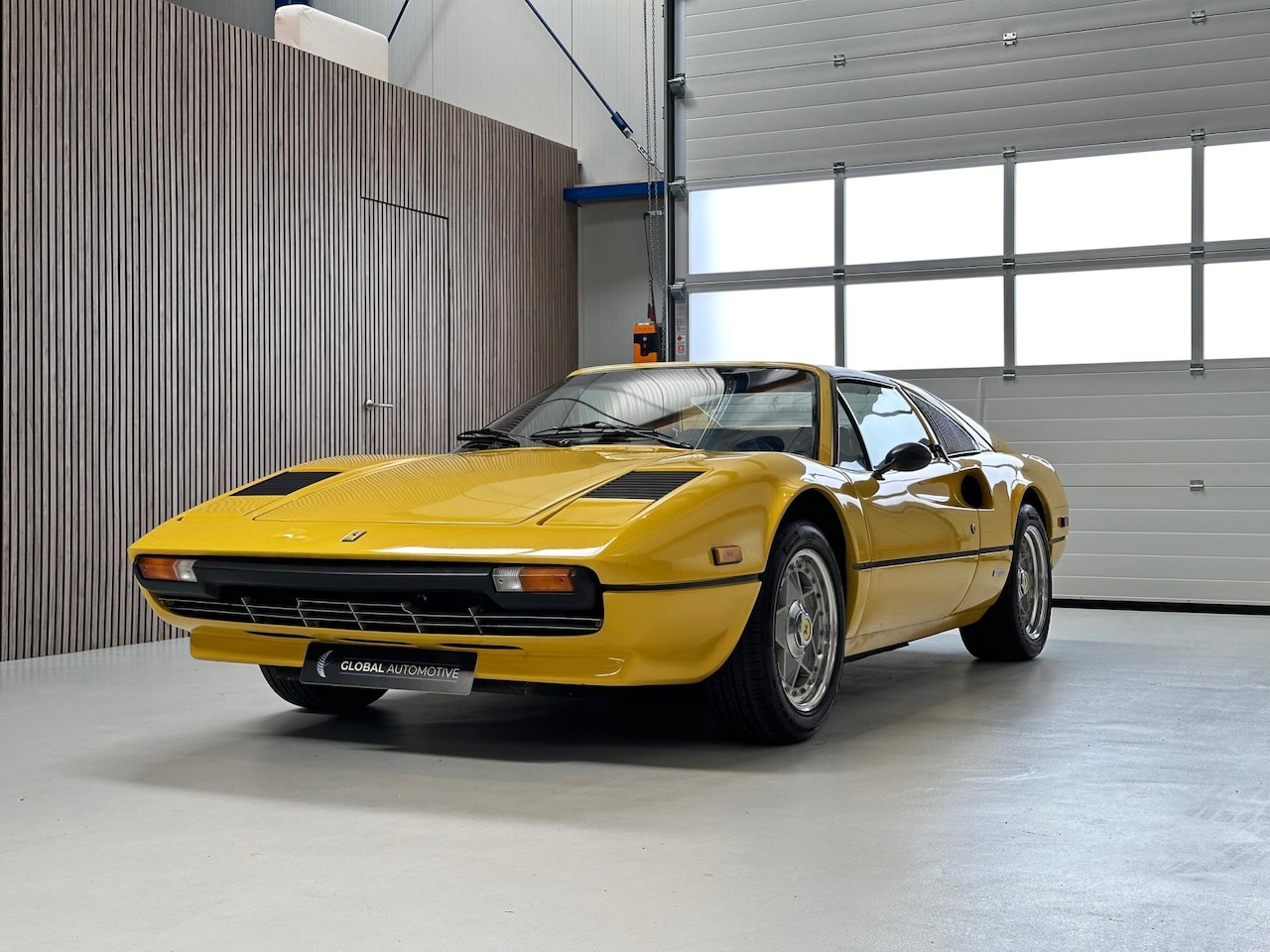 Ferrari 308 - GT Spider Inj. - Giallo Nuovo Fly - Zwart leder - AutoWereld.nl