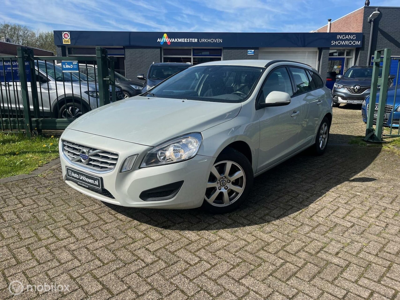 Volvo V60 - 1.6 T3 1.6 T3,1e eigenaar,navi,12 mnd garantie mogelijk. - AutoWereld.nl