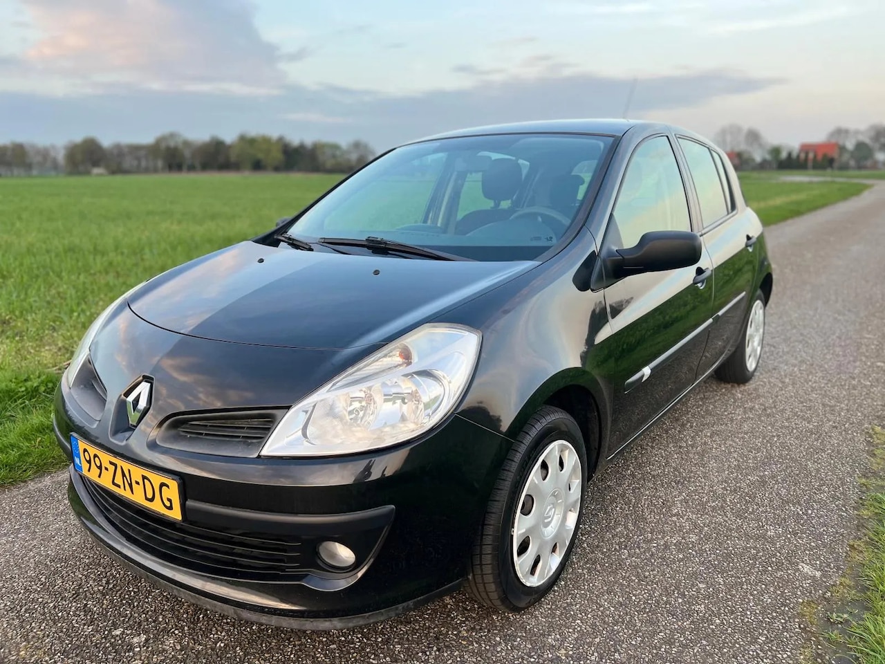 Renault Clio - 1.2-16V Special Line 4 drs Nieuwe Distributie - AutoWereld.nl