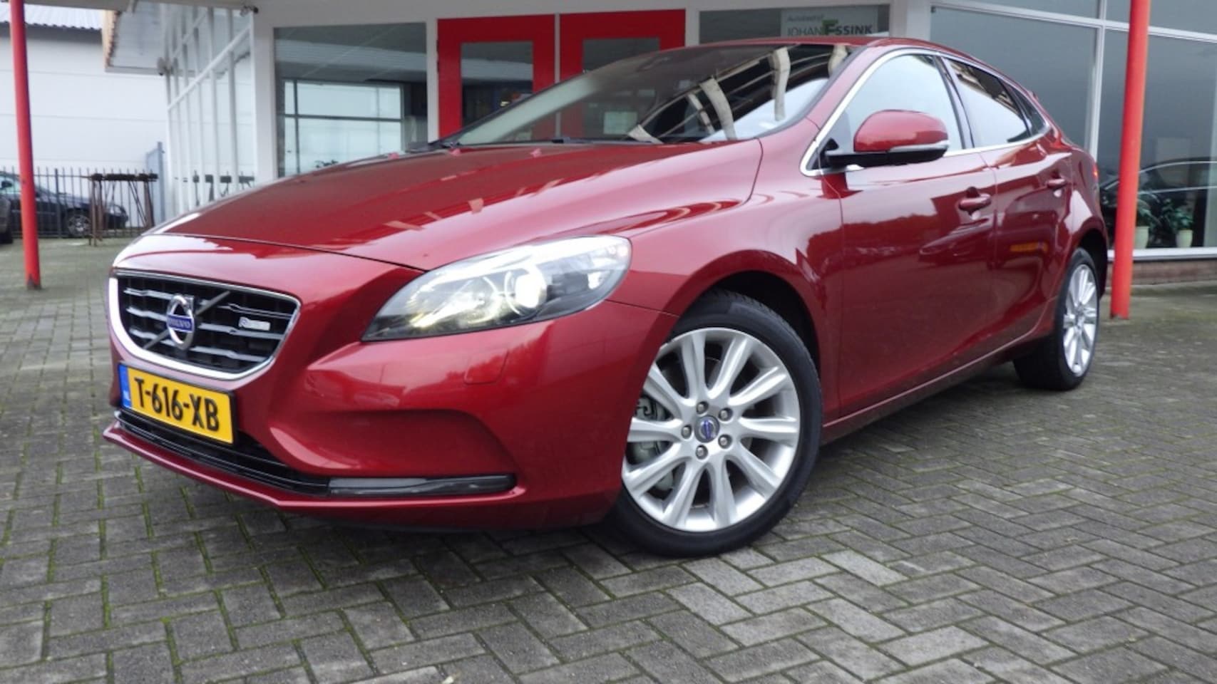 Volvo V40 - 2.5 T5 Momentum Aut. 5 Cilinder Xenon/Achteruitrijcamera - AutoWereld.nl