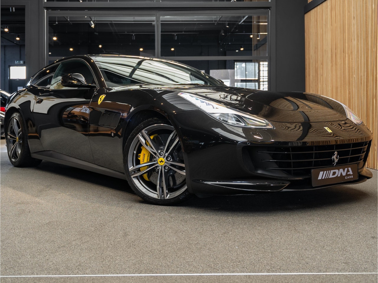 Ferrari GTC4 - Lusso V12 Lift JBL Memory 6.3 V12 Lusso Passenger Display - AutoWereld.nl