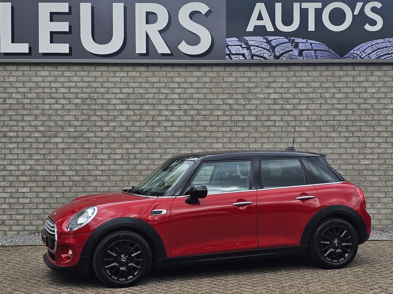 MINI Cooper - Mini 1.5 Chili Serious Business/Pano/Navi/Leer - AutoWereld.nl