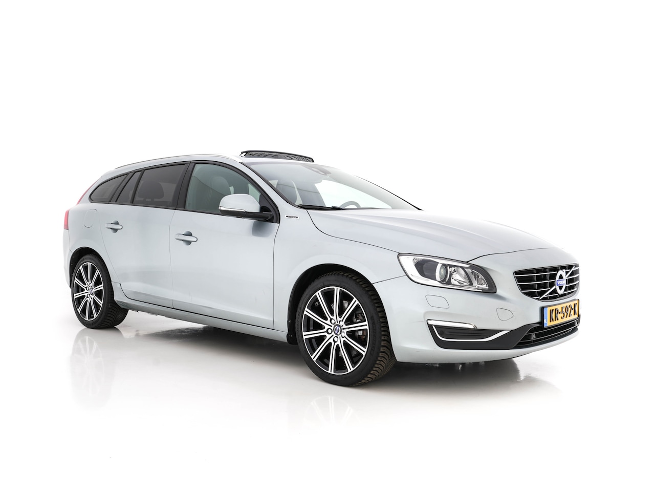 Volvo V60 - 2.4 D6 AWD Twin Engine Momentum Aut. *PANO | NAVI-FULLMAP | NAPPA-VOLLEDER | BI-XENON | CA - AutoWereld.nl