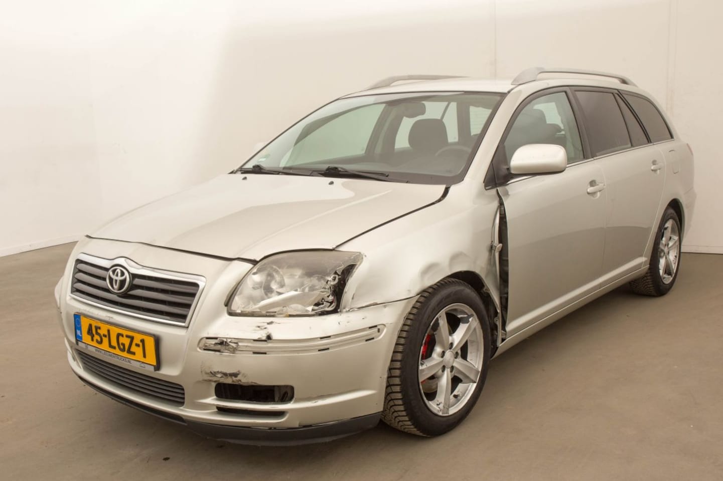 Toyota Avensis - 2.0 VVTi Airco Linea Sol - AutoWereld.nl