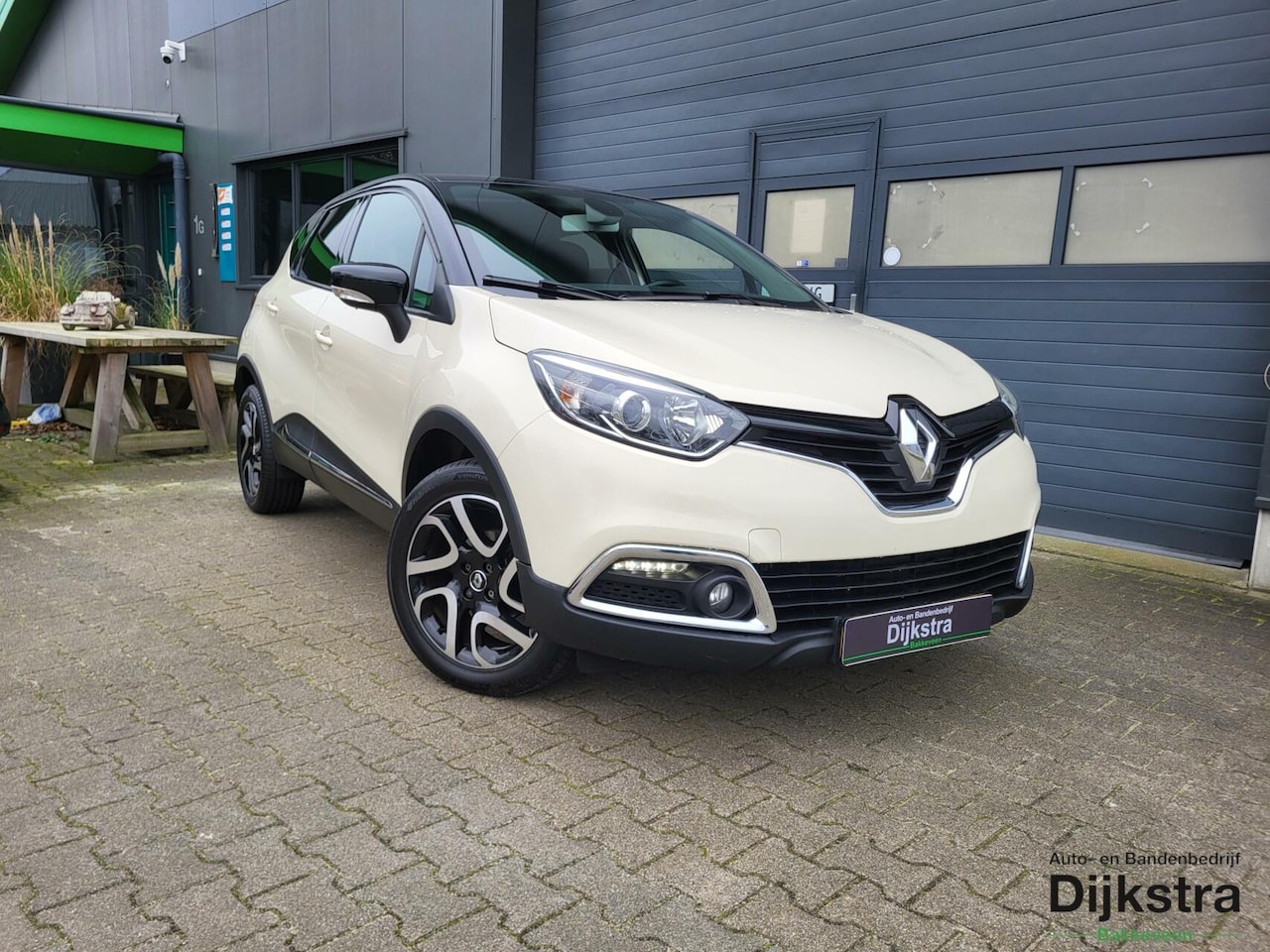 Renault Captur - 0.9 TCe Dynamique Achteruitrijcamera/ private glass/ trekhaak/ navigatie - AutoWereld.nl