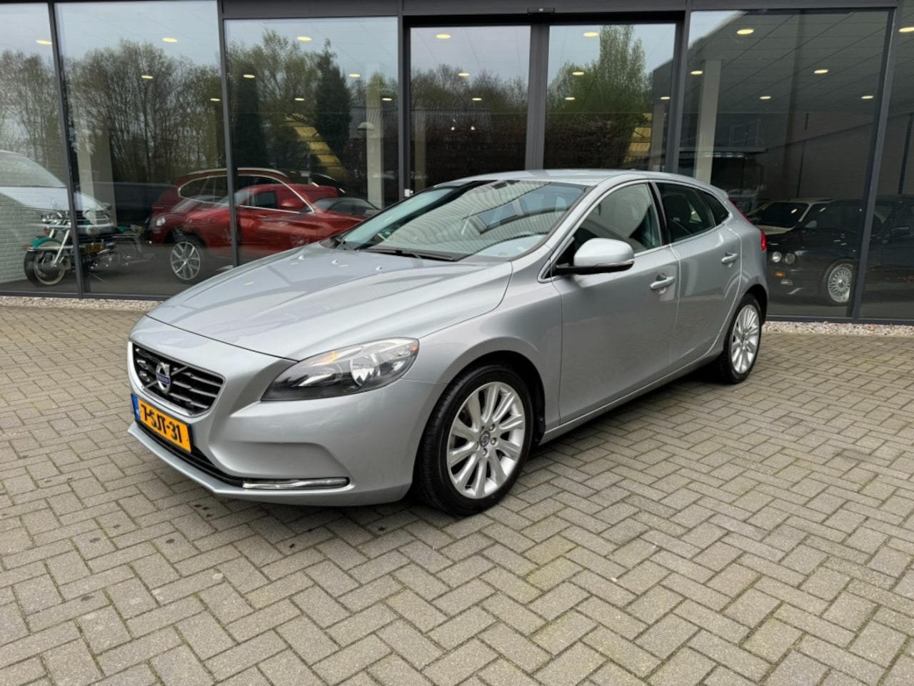 Volvo V40 - 1.6 T3 Summum 1.6 T3 150pk Summum,Vol leder,Memory.Stoelverw,Navi,Clima,Cruise - AutoWereld.nl