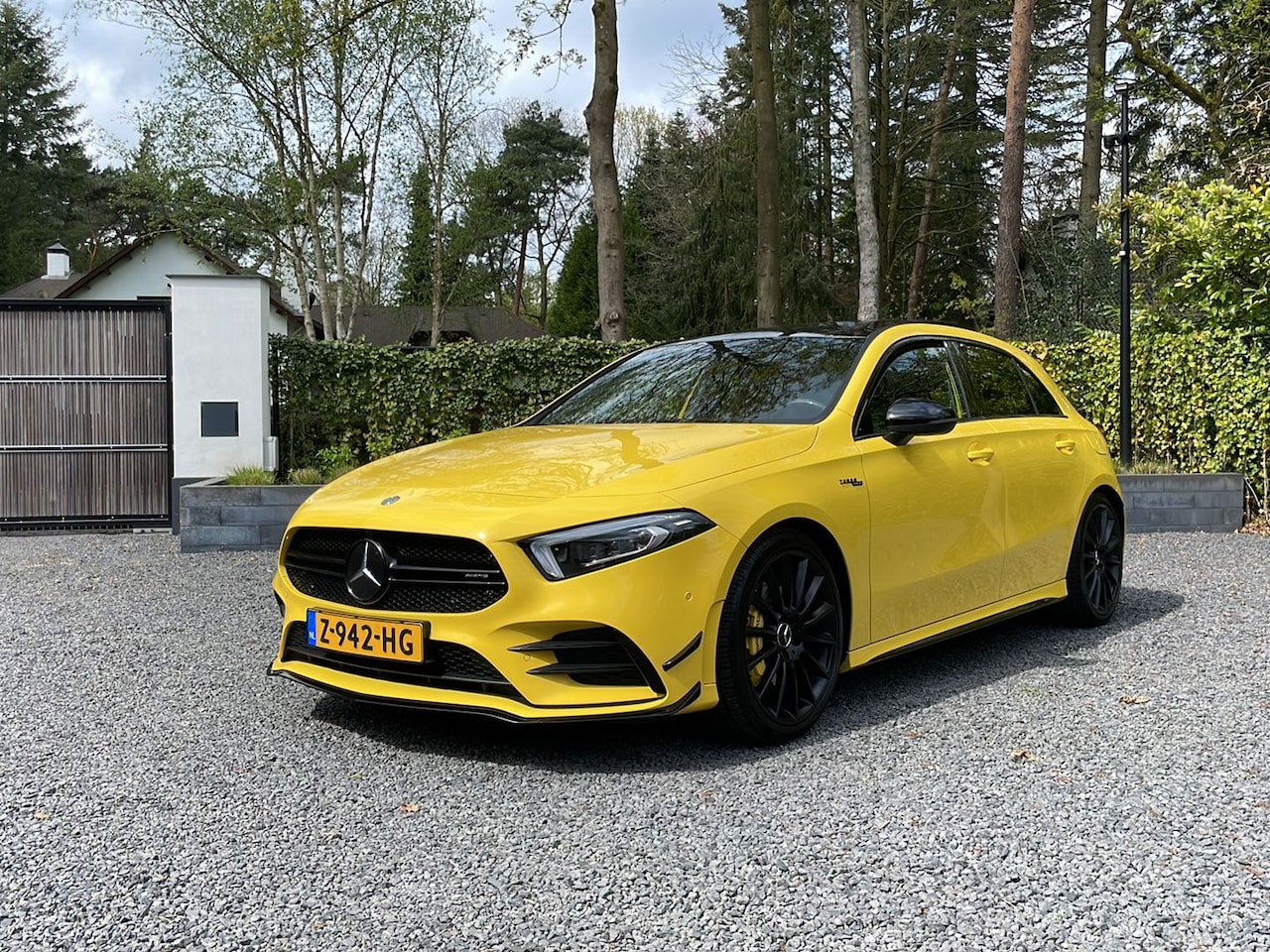 Mercedes-Benz A-klasse - AMG 35 4MATIC Premium Plus *PANO*HUD*SFEERVERLICHTING*BURMESTER*CAMERA*DEALER ONDERHOUDEN* - AutoWereld.nl