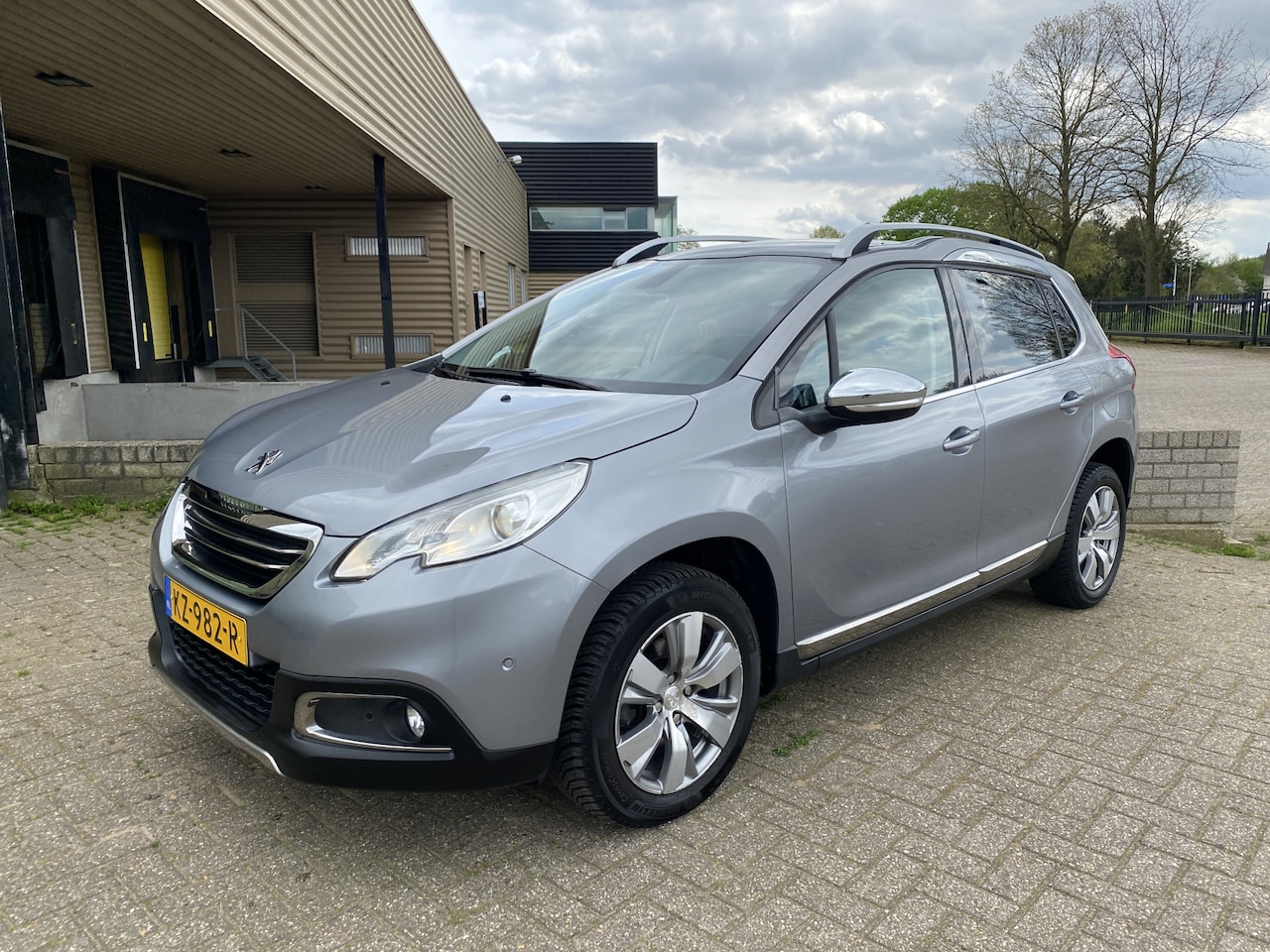 Peugeot 2008 - 1.2 PureTech Allure 110PK Automaat [ Fm navi,panodak,ecc,pdc,cruise,lmv ] - AutoWereld.nl