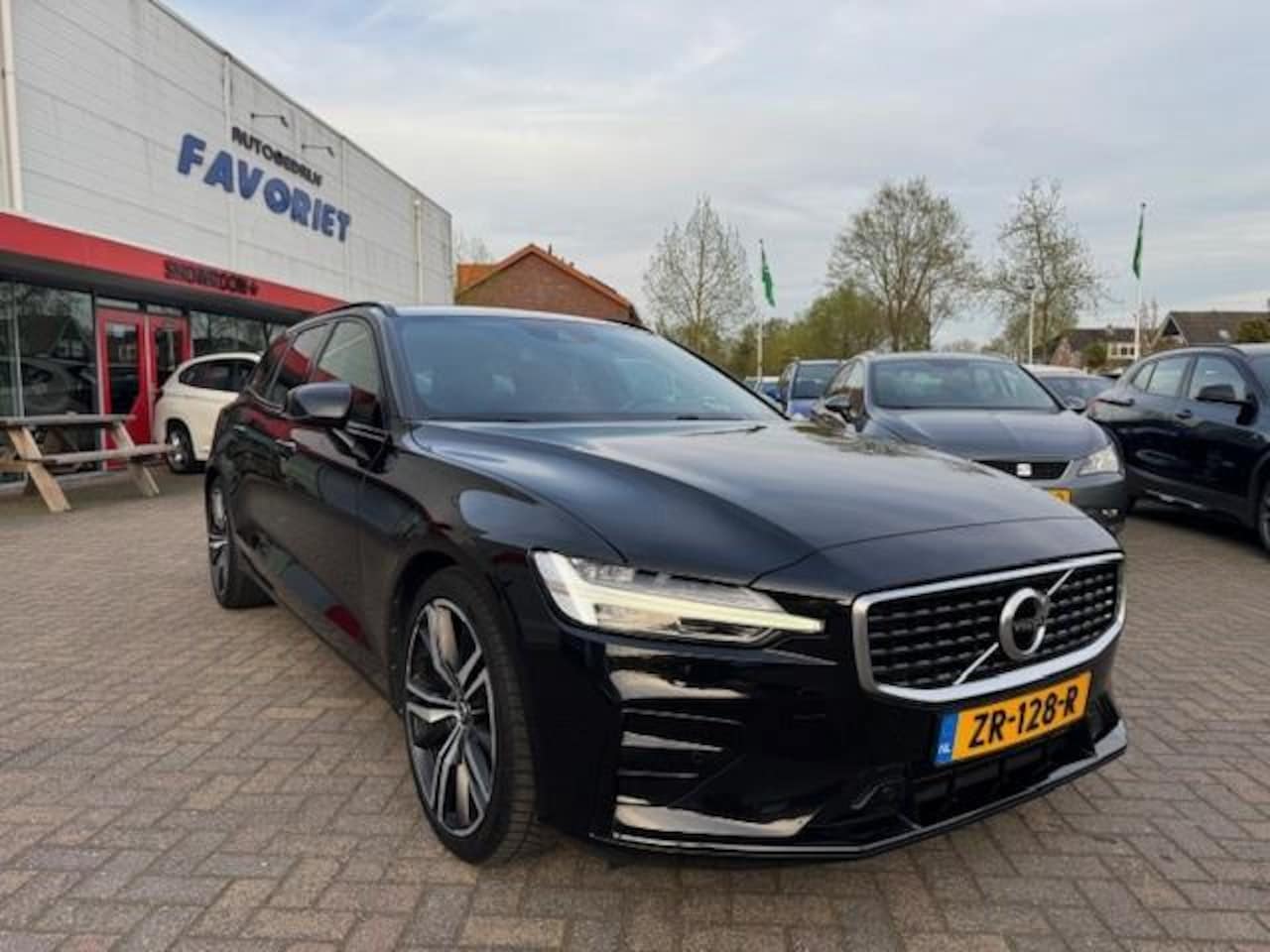 Volvo V60 - 2.0 T4 R-DESIGN/LED/LEER/ACRPLAY/BLACK EDITION - AutoWereld.nl