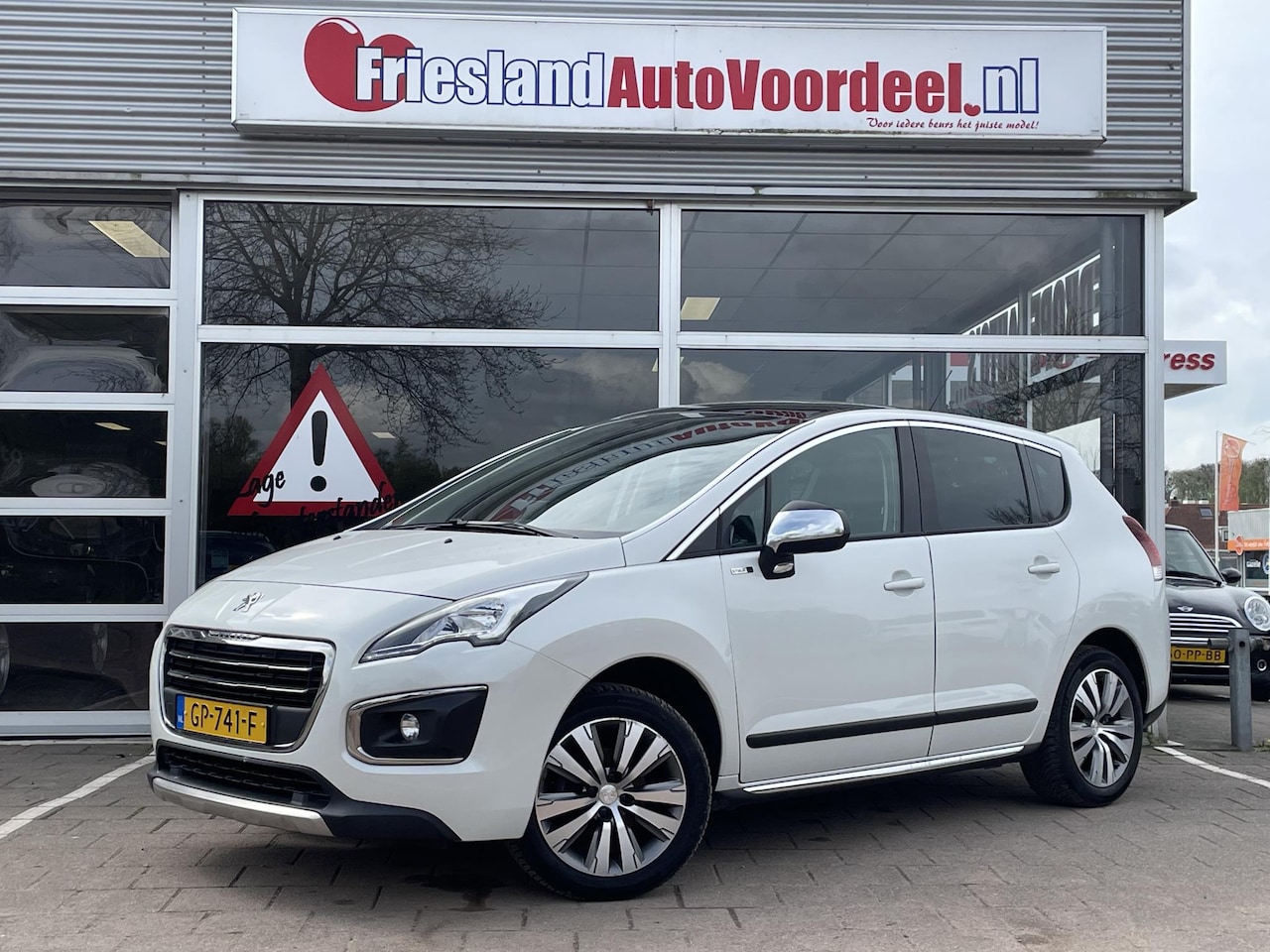 Peugeot 3008 - 1.2 PureTech Style /131 pk/Climate/Cruise/Panodak/Trekhaak/Achteruitrij camera/ - AutoWereld.nl