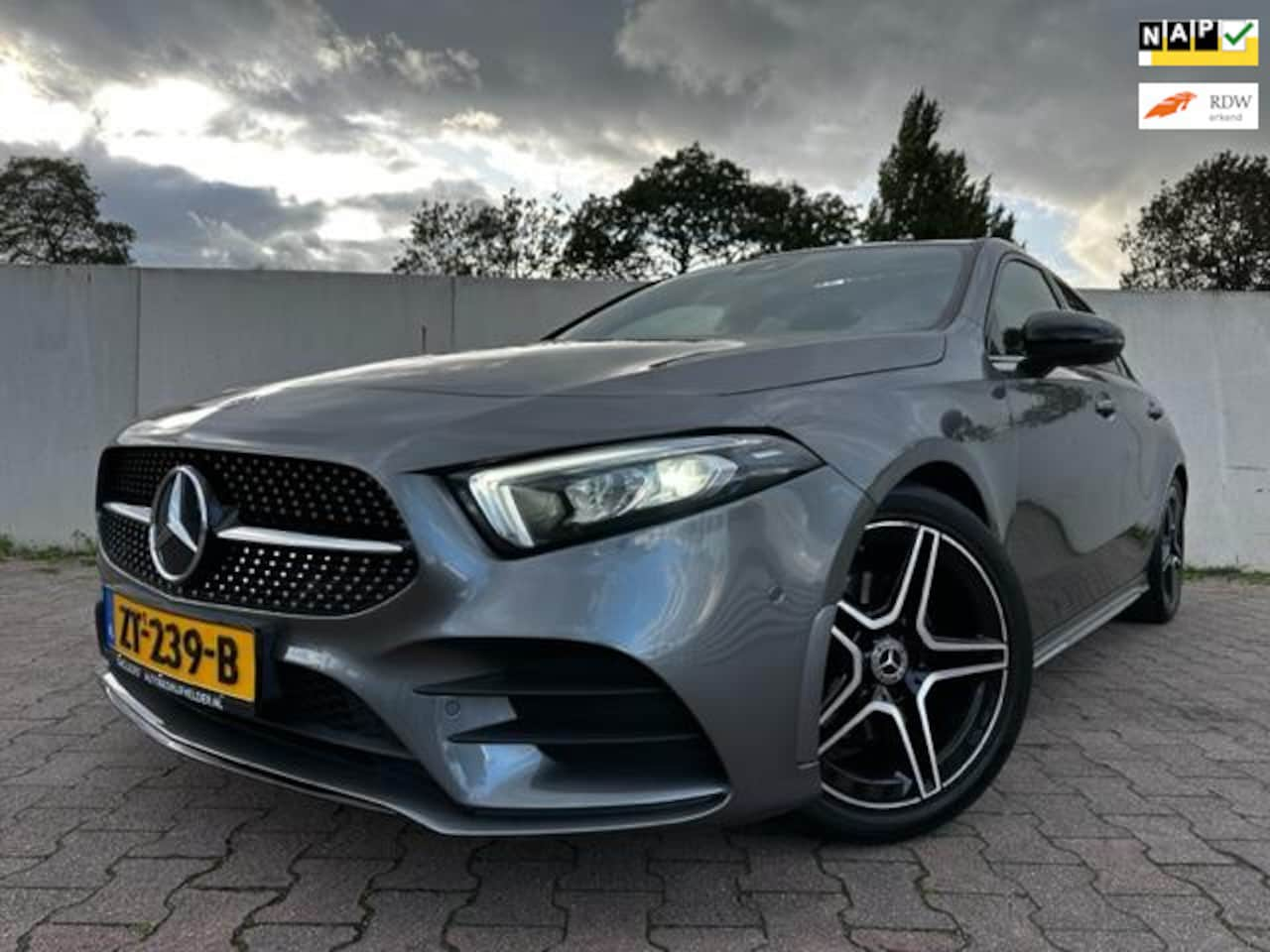 Mercedes-Benz A-klasse - 180 Business Solution AMG/PANO/APPLE CARPLAY/PDC/NL AUTO/NAP/1STE EIGENAAR/ - AutoWereld.nl