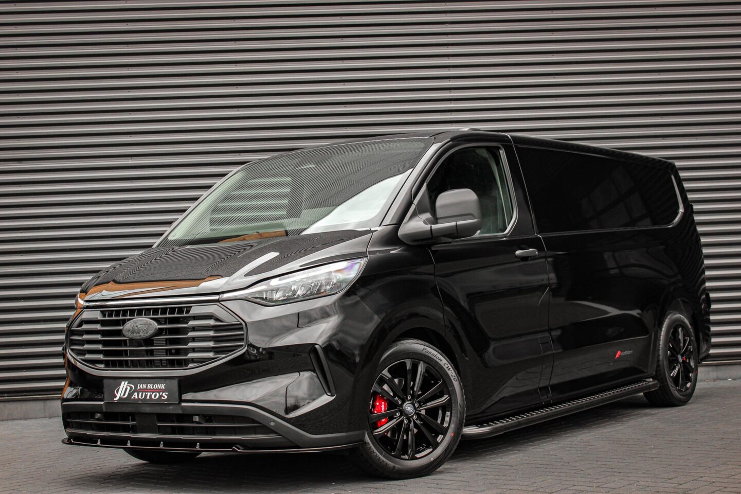 Ford Transit Custom - 300 2.0 TDCI L2H1 AUTOMAAT 136PK JB-EDITION / FULL BLACK / APPLE CARPLAY / 3-ZITS / MY2024 - AutoWereld.nl