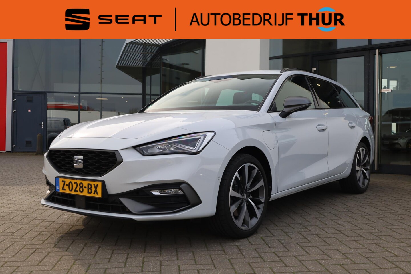 Seat Leon Sportstourer - 1.4 TSI eHybrid PHEV FR Achteruitrijcamera safe & dring XL 18" LMV Acc + lane en side assi - AutoWereld.nl