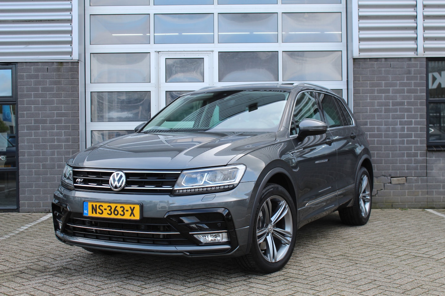 Volkswagen Tiguan - 2.0 TSI 4Motion Highline / R-Line / Panoramadak / Trekhaak - AutoWereld.nl