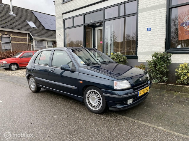 renault-clio-1-8-baccara-1-8-baccara.jpg
