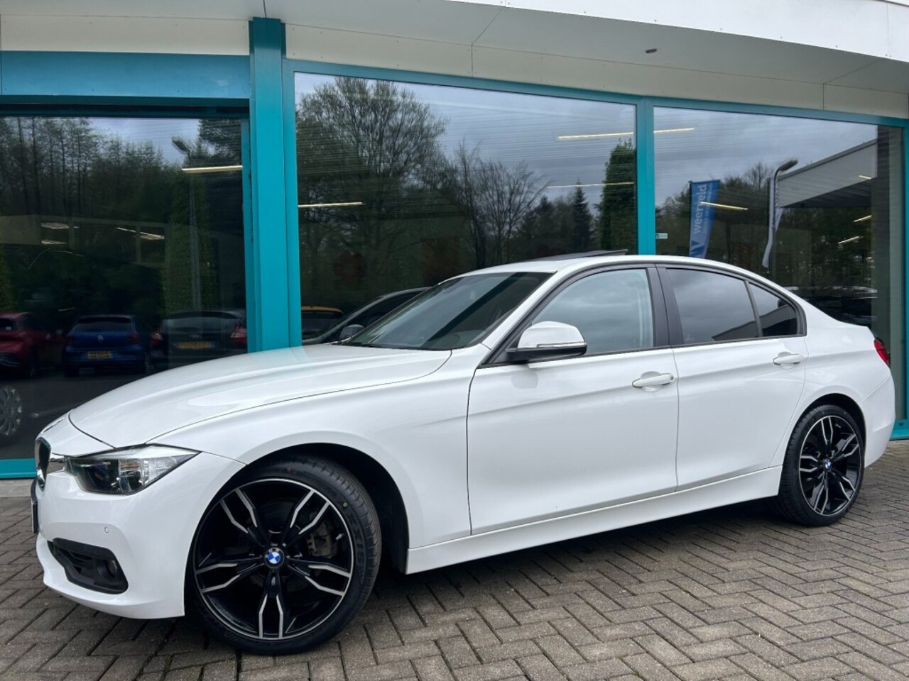 BMW 3-serie - 320i M-SPORT Automaat, 19Inch, Leder, Schuifdak, Navi, Camera, L - AutoWereld.nl