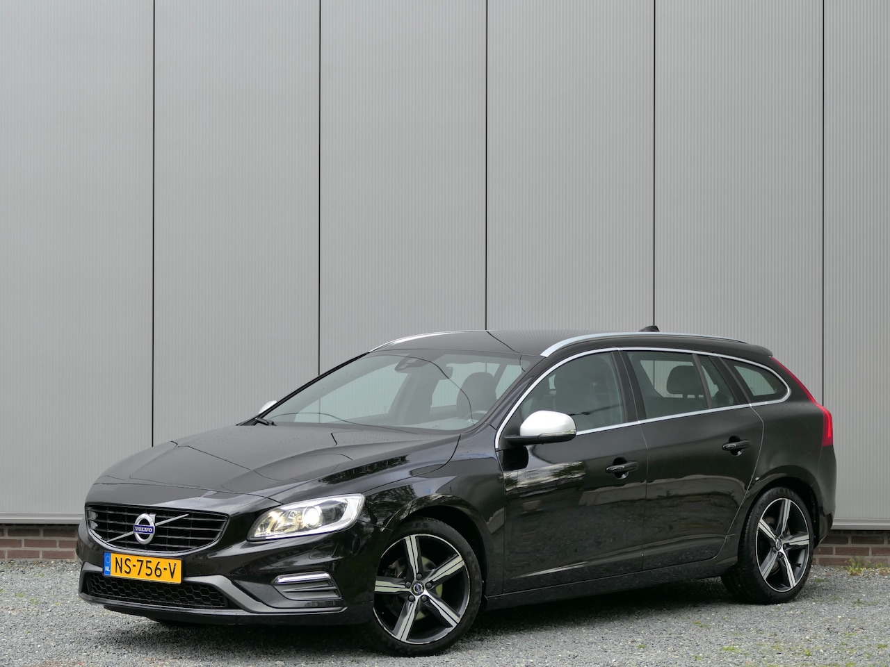 Volvo V60 - T3 AUT Business Sport R-design 12 MND garantie Xenon / Standkachel / Trekhaak - AutoWereld.nl