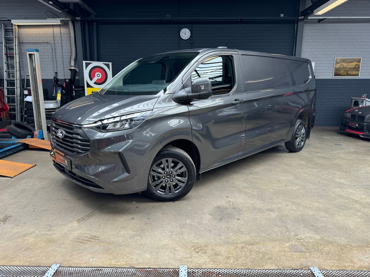 Ford Transit Custom - 300 2.0 TDCI L2H1 Limited 300 2.0 TDCI L2H1 Limited 170pk,Autom,5jhr of 100dkm garantie,Acc,Blis,Lane Assist,Apple C - AutoWereld.nl