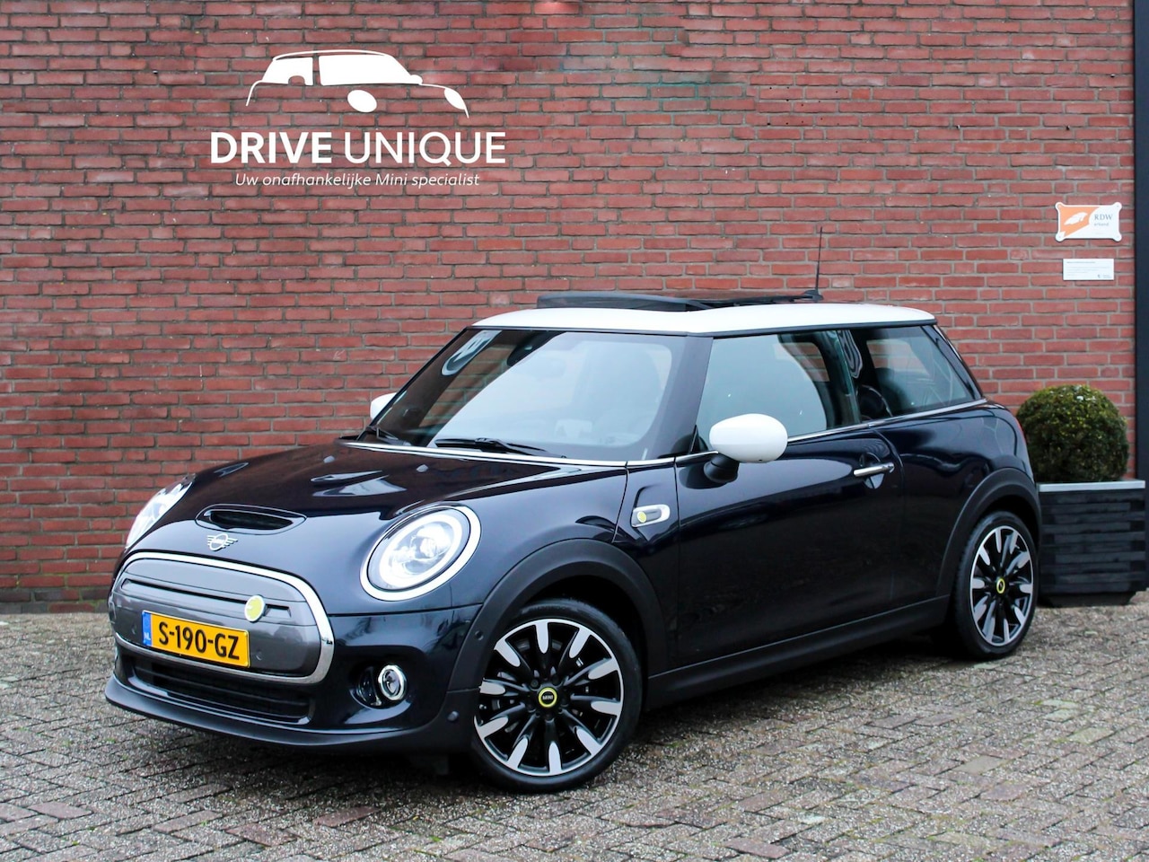 MINI Mini-Electric - Yours Yours, 2000,- subsidie, Panoramadak, keyless, Head-up display, Navigatie prof., Parkeersen - AutoWereld.nl