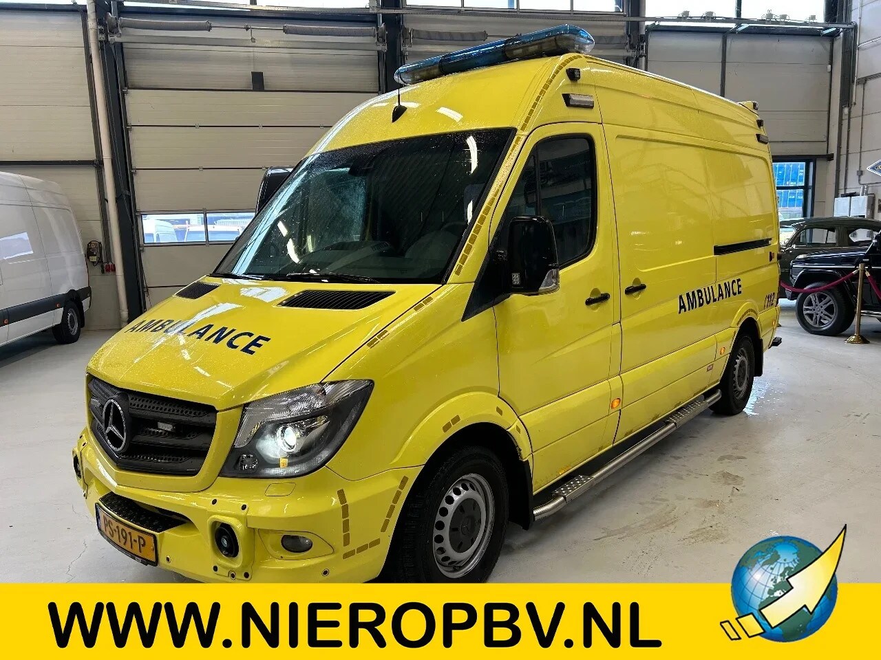 Mercedes-Benz Sprinter - 319CDI L2H2 AMBULANCE Automaat Airco Cruisecontrol 9X OP VOORRAAD - AutoWereld.nl