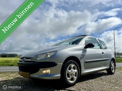 Peugeot 206 - 1.6 XS, BJ 2000, Glazen schuifdak, APK Mei 2025