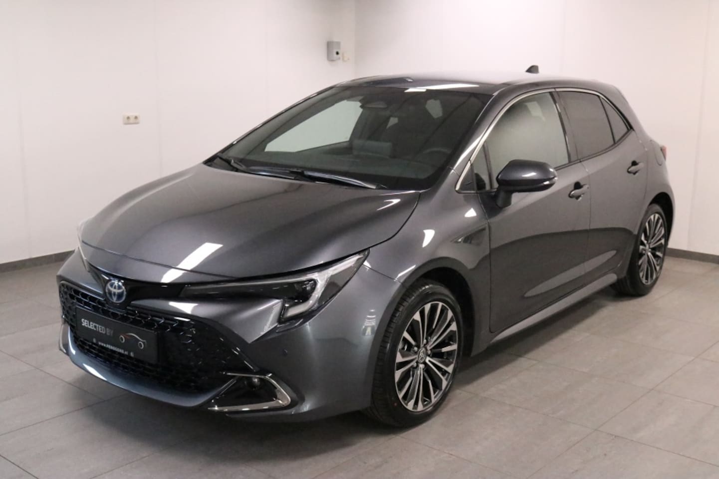 Toyota Corolla - 2.0 HP Hybride First Edition | Snel leverbaar! - AutoWereld.nl