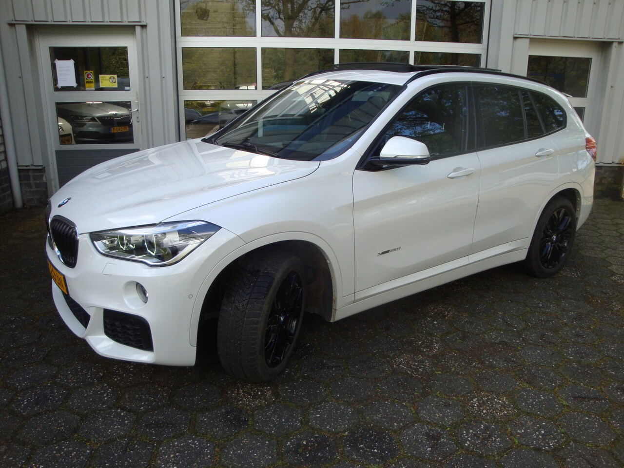 BMW X1 - xDrive20i High Executive / Panorama dak - AutoWereld.nl