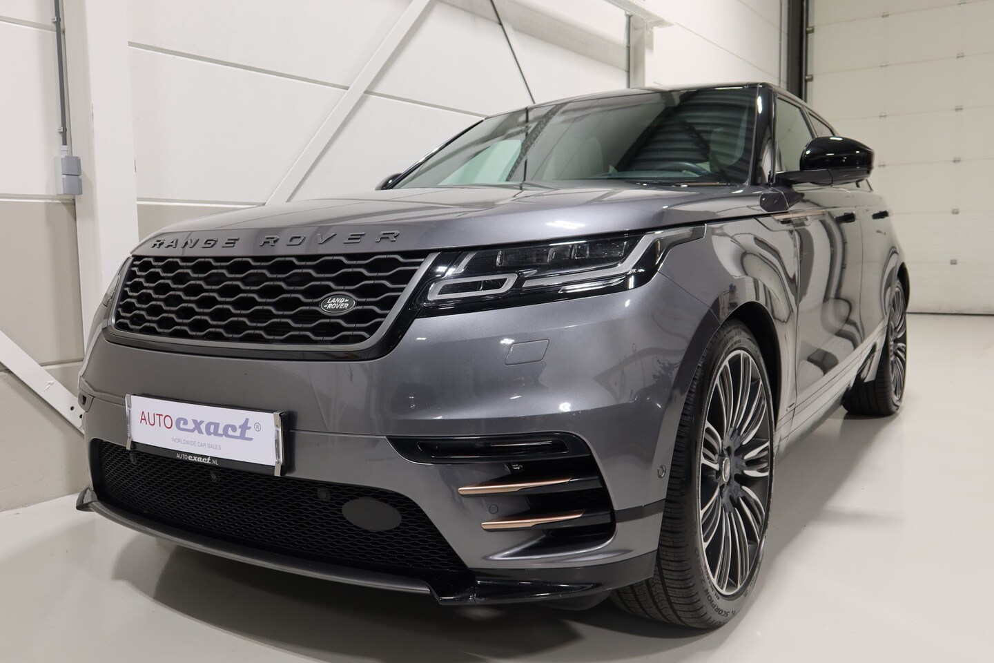 Land Rover Range Rover Velar - 3.0 V6 AWD First Edition 3.0 V6 AWD First Edition, R-Dynamic, Ambiance light, luchtvering, Massage, stoelkoeling - AutoWereld.nl