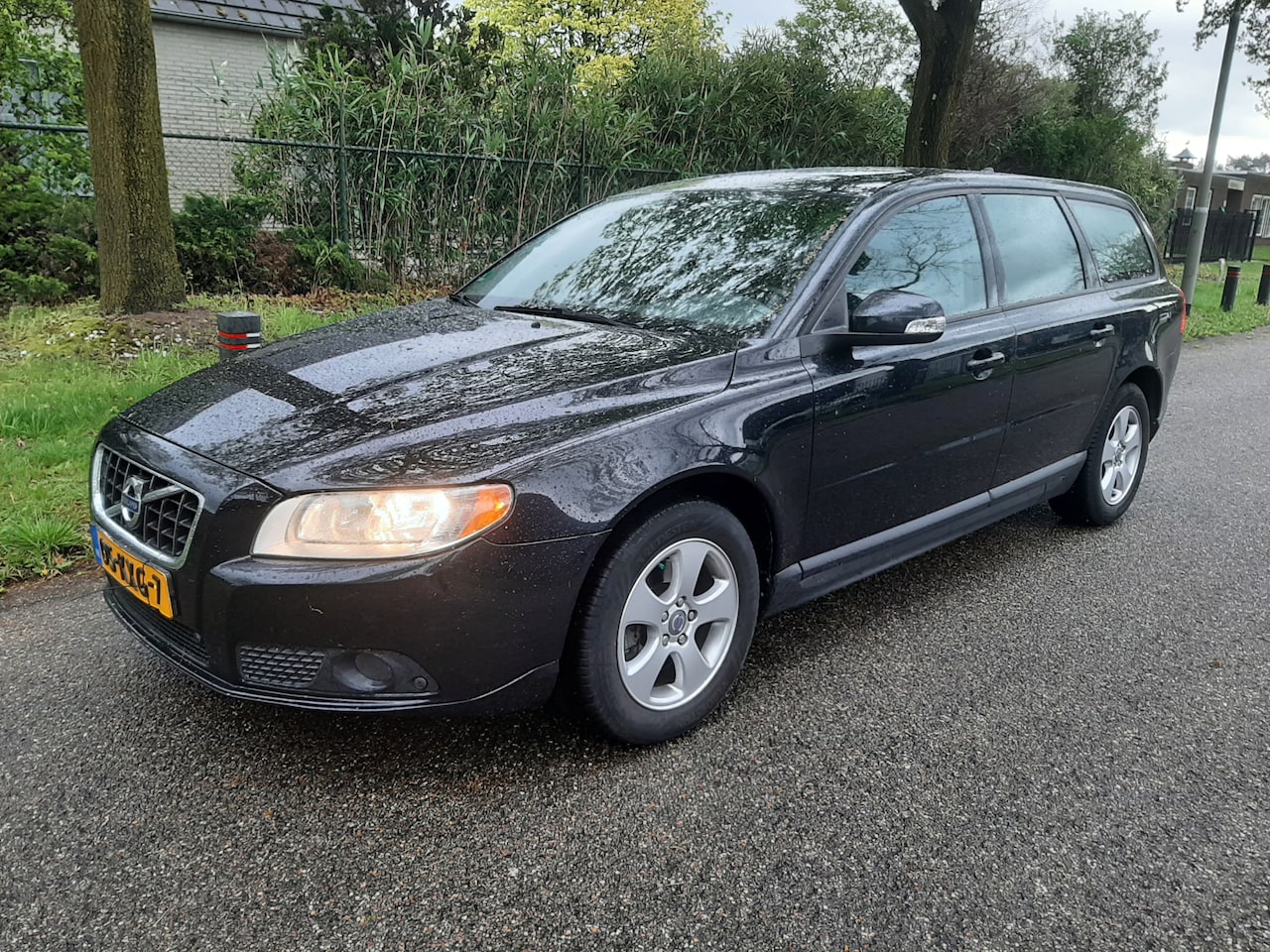 Volvo V70 - 2.4D Kinetic Automaat | Navigatie | Airco | Trekhaak | Parkeer sensoren - AutoWereld.nl