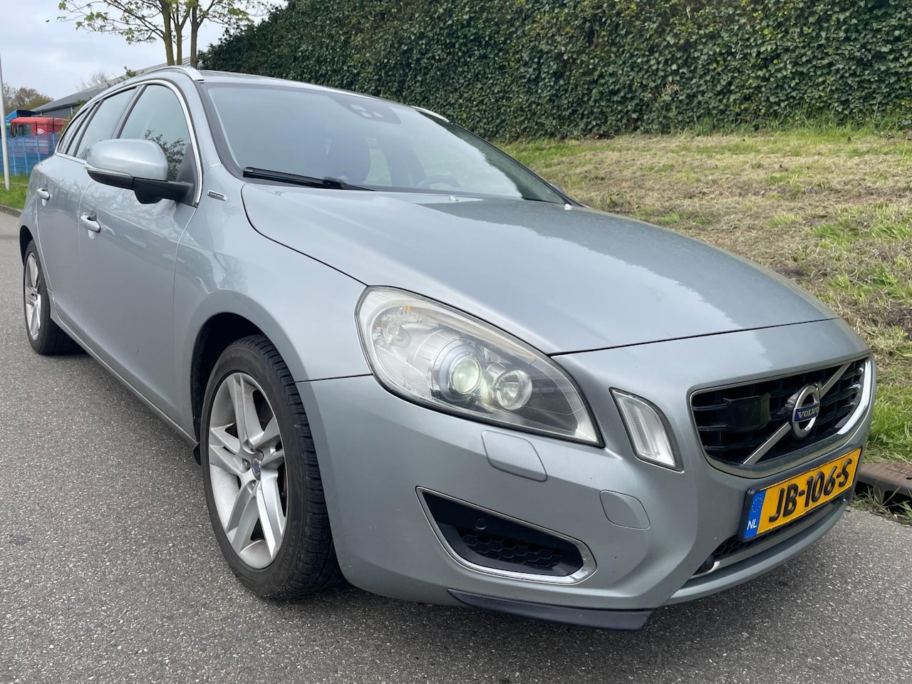 Volvo V60 - 2.4 D6 AWD Plug-In Hybrid Pure Limited Leder - navi - Xenon - AutoWereld.nl